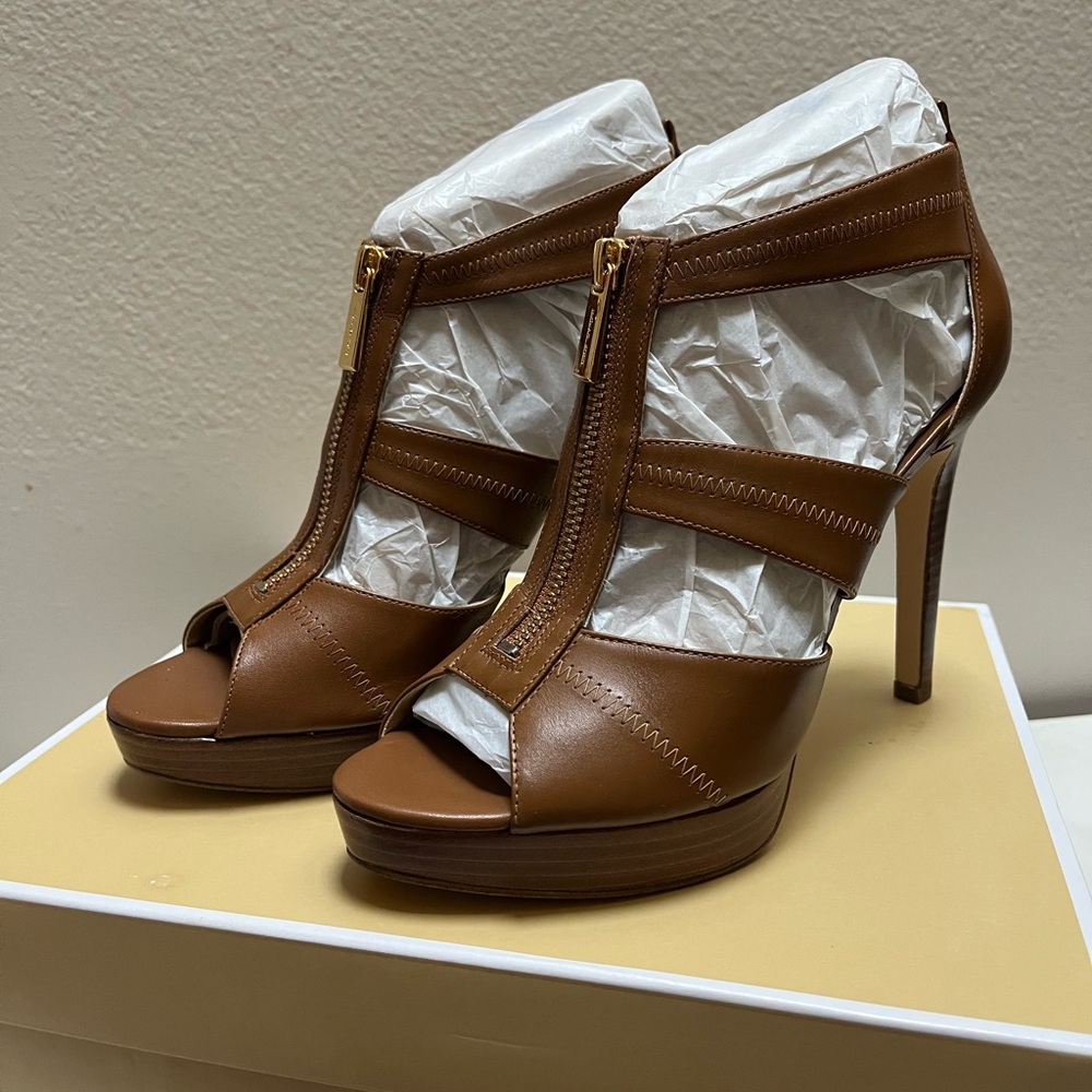 Brand New Michael Kors Berkeley Luggage Brown Heel Shoes Women’s Size 7.5